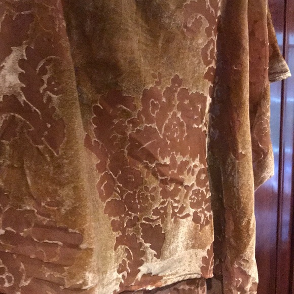 Sheer flows top - Picture 2 of 4